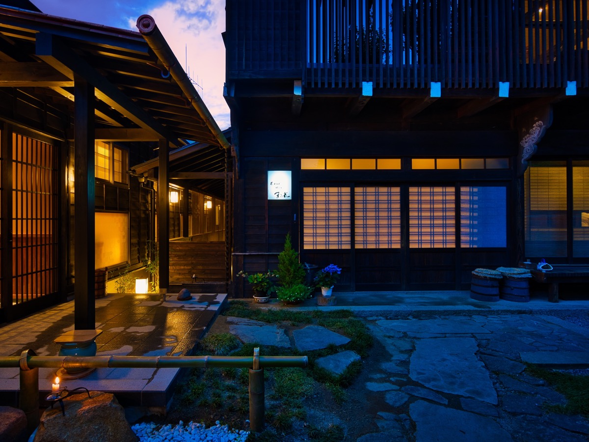 旅館　食事処の外観（夕景）