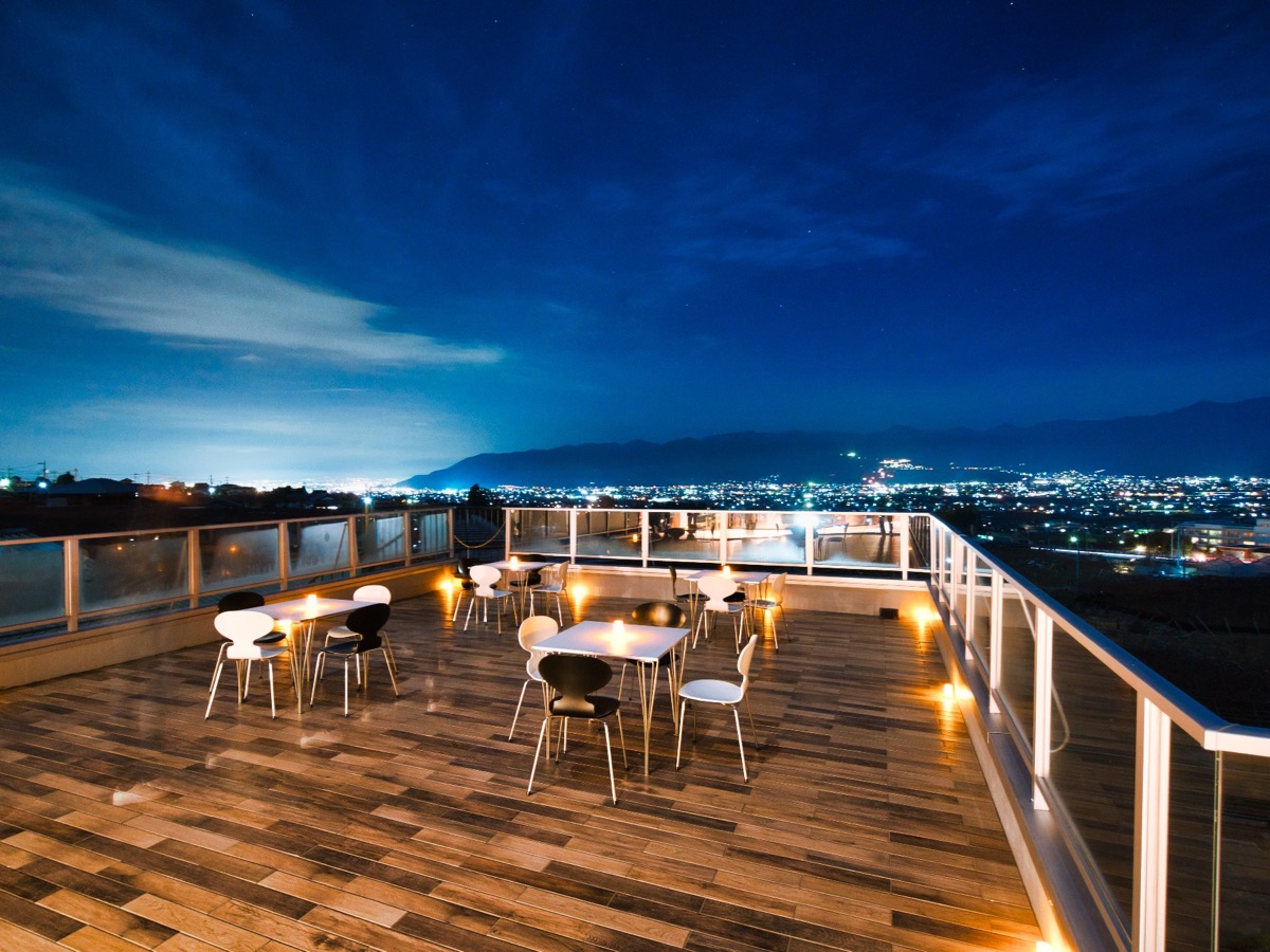 リゾートホテルのテラスからの夜景