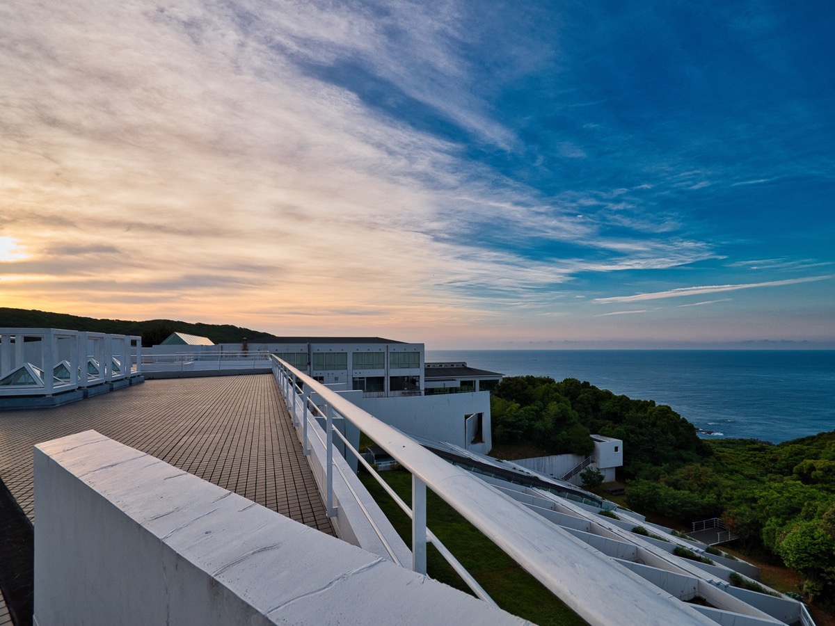 リゾートホテルの屋上テラスからの夕日